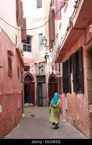 Femmes traditionnelles se réveillant dans un chemin de médina d'un vieux village arabe Banque D'Images