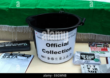 Londres, Royaume-Uni. 23 août, 2014. Manifestation devant Downing street contre les ventes d'armes à Israël. Collection Offiacial fundraising Crédit : Rachel/Megawhat Alamy Live News Banque D'Images