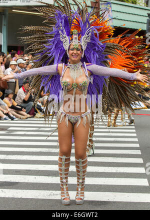 Tokyo, Japon. 23 août, 2014. Les danseurs de samba défilent dans les rues de Tokyo Asakusa du district au cours de la 33e Carnaval de Samba d'Asakusa sur Samedi, 23 août, 2014. Quelque 4 700 danseurs effectuée dans le Carnaval avant des dizaines de milliers de spectateurs. Credit : AFLO Co.,Ltd/Alamy Live News Banque D'Images