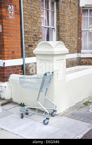 Chariot d'achat abandonné sur la rue Banque D'Images