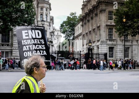 Londres, Royaume-Uni. 23 août, 2014. Un manifestant pro-palestinienne démontre hors de Downing Street contre les ventes d'armes à Israël. Credit : Gordon 1928/Alamy Live News Banque D'Images