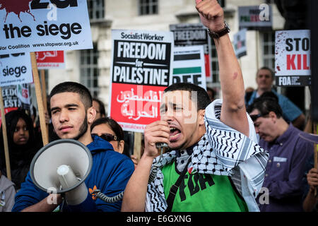 Londres, Royaume-Uni. 23 août, 2014. Pro-Palestinian protestataire mène le chant lors de la manifester devant Downing street contre les ventes d'armes à Israël. Credit : Gordon 1928/Alamy Live News Banque D'Images