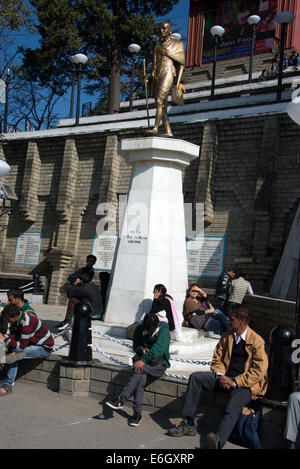 Une statue d'or du Mahatma Gandhi, le Père de la Nation - 1869-1948 sur la crête à Shimla, Himachal Pradesh, Inde Shimla is Banque D'Images