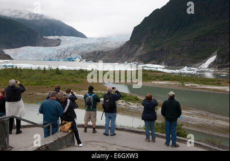 Les passagers des navires de croisière visitez Mendenhall Glacier est un glacier d'environ 12 milles (19 km) de long situé dans Mendenhall Valley, Banque D'Images