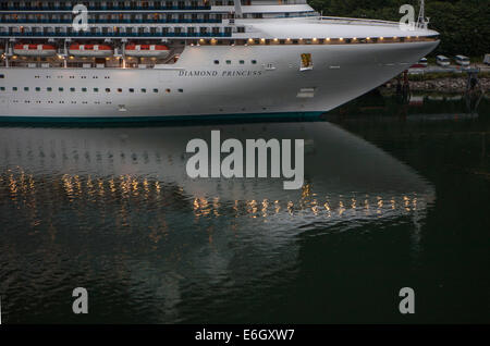 Diamond Princess bateau de croisière appartenant et exploités par Princess Cruises amarré au port de Juneau, Alaska Banque D'Images