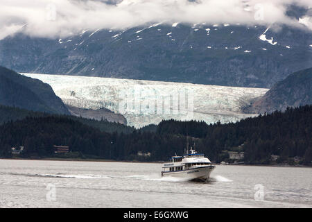 Bateau d'observation des baleines quitte Auke Bay, Alaska avec le Mendenhall Glacier dans l'arrière-plan. Banque D'Images