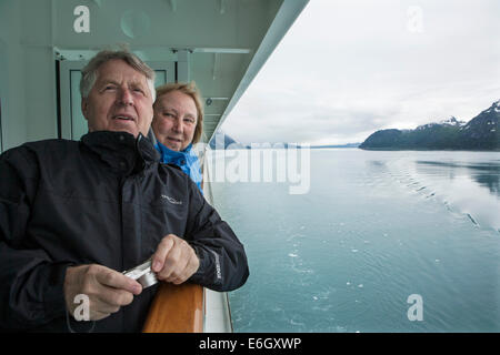 George et Claudia Twarski profiter les glaciers à partir de son balcon privé à bord du Norwegian Pearl, un navire de croisière norvégien de Banque D'Images