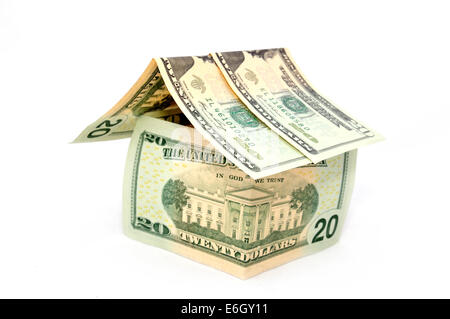 La maison faite de dollars sur le fond blanc. Isolated on white Banque D'Images