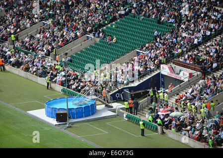 Twickenham, London, UK. 23 août 2014. Le baptême piscine à la Convention internationale des Témoins de Jéhovah, qui aura lieu au stade de Twickenham, avec plus de 50 000 attendus à aujourd'hui. Il y a 300 baptêmes d'aujourd'hui. Crédit : Matthieu Chattle/Alamy Live News Banque D'Images