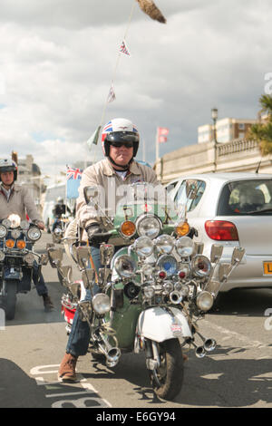 Mod All Weekender, Brighton 2014, Madeira Drive, Brighton, East Sussex, ROYAUME-UNI . Il s'agit d'un rassemblement de la culture Mod britannique événement annuel sur la côte sud de l'Angleterre avec le scooter classique comme mode de transport choisi. 23 août 2014 David Smith?Alamy Live News Banque D'Images