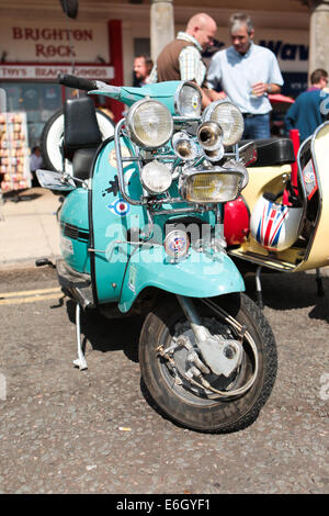 Mod All Weekender, Brighton 2014, Madeira Drive, Brighton, East Sussex, ROYAUME-UNI . Il s'agit d'un rassemblement de la culture Mod britannique événement annuel sur la côte sud de l'Angleterre avec le scooter classique comme mode de transport choisi. 23 août 2014 David Smith/Alamy Live News Banque D'Images