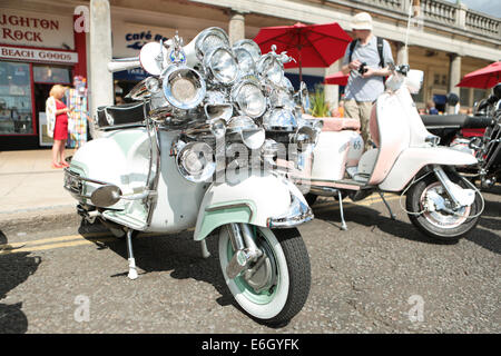 Mod All Weekender, Brighton 2014, Madeira Drive, Brighton, East Sussex, ROYAUME-UNI . Il s'agit d'un rassemblement de la culture Mod britannique événement annuel sur la côte sud de l'Angleterre avec le scooter classique comme mode de transport choisi. 23 août 2014 David Smith/Alamy Live News Banque D'Images