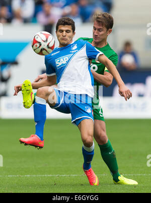 Le Tarik Elyounoussi Hoffenheim (EDDV) avant de la balle avec l'Augsbourg Paul Verhaegh durant la Bundesliga match entre 1899 Hoffenheim et FC Augsburg au Rhein-Neckar-Arena de Berlin, Allemagne, 23 août 2014. Photo : UWE ANSPACH/dpa (ATTENTION : En raison de la lignes directrices d'accréditation, le LDF n'autorise la publication et l'utilisation de jusqu'à 15 photos par correspondance sur internet et dans les médias en ligne pendant le match.) Banque D'Images