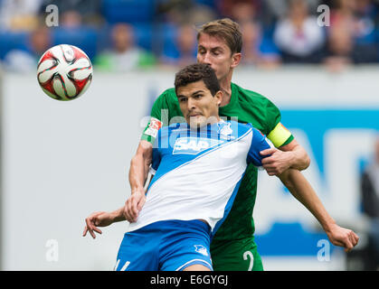 Le Tarik Elyounoussi Hoffenheim (EDDV) avant de la balle avec l'Augsbourg Paul Verhaegh durant la Bundesliga match entre 1899 Hoffenheim et FC Augsburg au Rhein-Neckar-Arena de Berlin, Allemagne, 23 août 2014. Photo : UWE ANSPACH/dpa (ATTENTION : En raison de la lignes directrices d'accréditation, le LDF n'autorise la publication et l'utilisation de jusqu'à 15 photos par correspondance sur internet et dans les médias en ligne pendant le match.) Banque D'Images