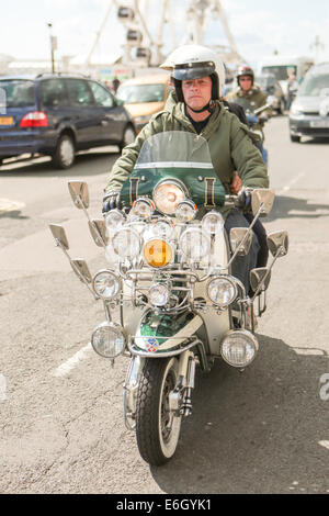 Mod All Weekender, Brighton 2014, Madeira Drive, Brighton, East Sussex, ROYAUME-UNI . Il s'agit d'un rassemblement de la culture Mod britannique événement annuel sur la côte sud de l'Angleterre avec le scooter classique comme mode de transport choisi. 23 août 2014 David Smith/Alamy Live News Banque D'Images