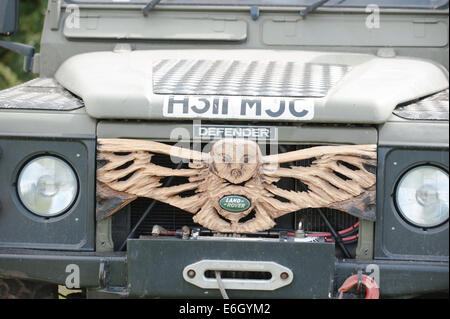 Knutsford, Cheshire, Royaume-Uni. 23 août, 2014. Voiture du concurrent dans le 10ème concours de sculpture à la tronçonneuse English Open à la Cheshire Showground, Knutsford. Une partie de l'Jeu Cheshire et Country Fair qui continue au cours de vacances de banque lundi. Credit : Howard Barlow/ Alamy Live News Banque D'Images