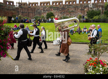 Musiciens Folk de parade, Château de Shrewsbury Shrewsbury Folk Festival durant la parade de danse morris, Shropshire, Angleterre, Banque D'Images