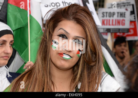 London,UK. 23 août, 2014. Des centaines de manifestants contre le Gouvernement britannique complices que bombes tomber sur Gaza scandant "du sang sur nos mains' en face de Downing Street, à Londres. Credit : Voir Li/Alamy Live News Banque D'Images