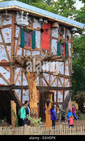 Thale, Allemagne. 23 août, 2014. Les gens se tiennent à l'extérieur de la nouvelle maison de sorcière sorcière sur la place de la danse au cours de la première journée des visiteurs réguliers à Thale, Allemagne, 23 août 2014. 500 000 euros ont été investis dans la maison qui est à l'envers. La nouvelle attraction touristique s'est ouverte aujourd'hui et vise à augmenter le caractère mystique de la danse sorcière square. Photo : JENS WOLF/dpa/Alamy Live News Banque D'Images