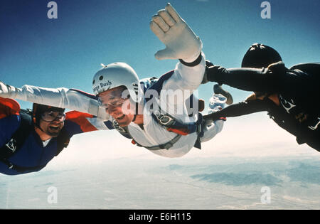 Washington, DC, USA. Mar 25, 1997. L'ancien président américain George Bush le parachutisme pour célébrer son 72e anniversaire le 25 mars, 1997 à 1997 la Yuma Proving Ground de l'Arizona. C'est le premier saut en parachute de l'ancien président depuis qu'il a été abattu dans son avion de la Marine dans la seconde guerre mondiale. © Richard Ellis/ZUMAPRESS.com/Alamy Live News Banque D'Images