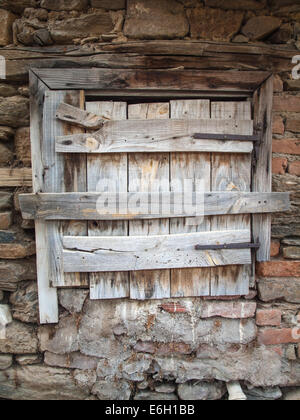 En bois ancien éclosent dans un mur de brique rustique Banque D'Images