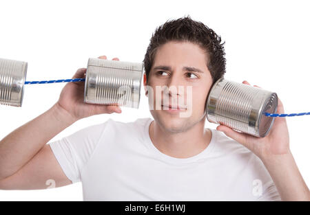 Jeune homme isolé en blanc holding. Les concepts de communication ou de la décision. Banque D'Images