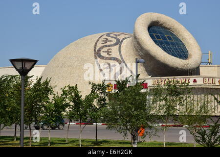 Un bâtiment sous la forme d'une cruche couché sur le côté, à Astana, Kazakhstan Banque D'Images