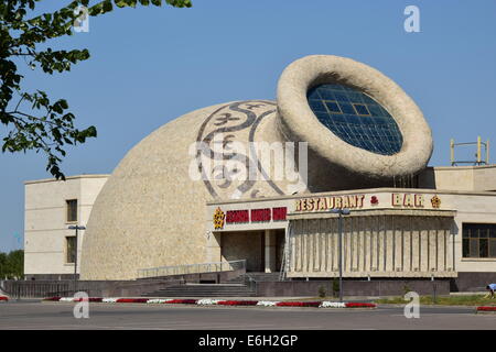 Un bâtiment sous la forme d'une cruche couché sur le côté, à Astana, Kazakhstan Banque D'Images