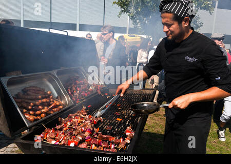 Copenhague, Danemark. 23 août, 23, 2014. Chef de l'argentin Raul restaurant, Rôtisserie, prépare un de ses plats, rue faveur Pepito & Choripán, à la cuisson de Copenhague, qui se déroule jusqu'au Festival dimanche prochain. Ici nous sommes sur le site de Prags Boulevard où quelques 100 stands sont présents. Au cours de cette semaine un total de plus de 150 événements ont lieu, la rue où bon nombre des meilleurs restaurants proposent leur gastronomie à un prix exceptionnel. Entre autres 10 Michelin scandinaves et d'autres top restaurants gastronomiques présente leur version de "goût nordique" à la Fontaine Gefion dimanche prochain © O Banque D'Images