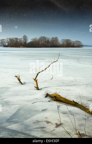 Rivière gelée au printemps. Éléments de cette image fournie par la NASA Banque D'Images