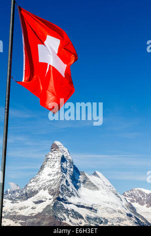 Drapeau suisse survolant le Matterhorn, Zermatt, Suisse Banque D'Images