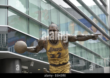 Statue de Earvin 'Magic' Johnson, Jr., par Omri, Amrany et Gary Tillery. LA Lakers Staples Center, Los Angeles, Californie, USA Banque D'Images