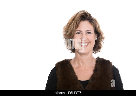 Portrait d'un milieu isolé de femme heureuse dans des vêtements d'hiver. Banque D'Images