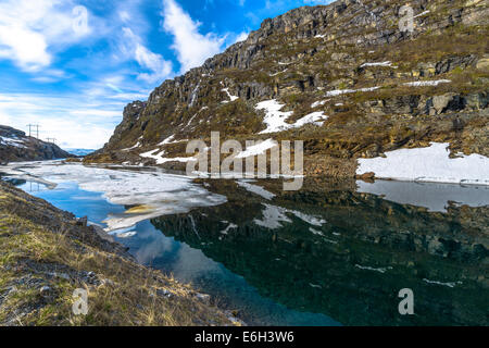 Le lac partiellement gelé en Norvège au printemps Banque D'Images