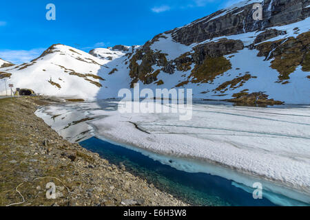 Le lac partiellement gelé en Norvège au printemps Banque D'Images