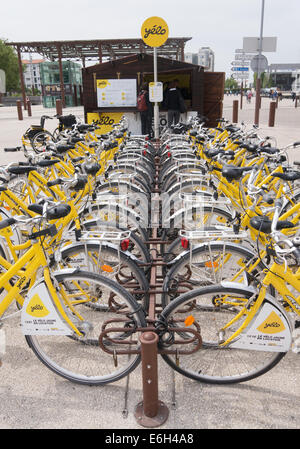 Location de vélos en libre-service Yélo point dans La Rochelle, Charente-Maritime, France, Europe Banque D'Images