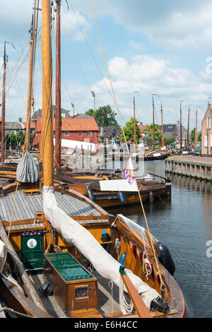 Historique La plus importante flotte de botters (un type de bateau de pêche), dans la région de Bunschoten-Spakenburg, Pays-Bas Banque D'Images