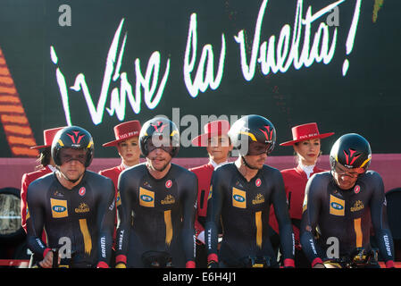 Jerez de la Frontera, Espagne, Août 23, 2014 : l'équipe MTN-Qhubeka au début de la montre par équipe dans la première étape du Tour d'Espagne 2014. Credit : Kiko Jimenez/Alamy Live News Banque D'Images