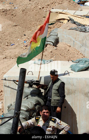 Kirkouk, Irak. 23 août, 2014. Des combattants kurdes protection sur le 'cadre' de l'État islamique des militants et combattants kurdes sur la route de Tikrit à Kirkouk, en Irak, le 23 août, 2014. Credit : Dena Assad/Xinhua/Alamy Live News Banque D'Images