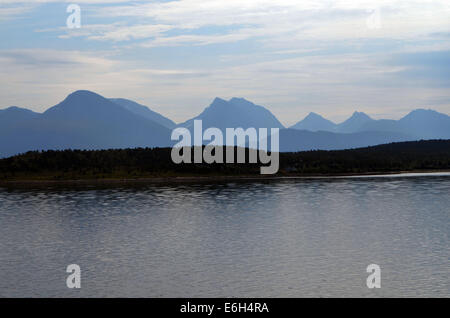 Le bateau continue près des îles d'theNordkapp,(cap nord) en voyageant à travers le ArcticRegion,la terre des midnightsun Banque D'Images