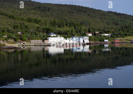 Le bateau continue près des îles d'theNordkapp,(cap nord) en voyageant à travers le ArcticRegion,la terre des midnightsun Banque D'Images