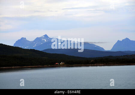 Le bateau continue près des îles d'theNordkapp,(cap nord) en voyageant à travers le ArcticRegion,la terre des midnightsun Banque D'Images