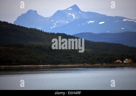 Le bateau continue près des îles d'theNordkapp,(cap nord) en voyageant à travers le ArcticRegion,la terre des midnightsun Banque D'Images