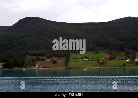 Le bateau continue près des îles d'theNordkapp,(cap nord) en voyageant à travers le ArcticRegion,la terre des midnightsun Banque D'Images