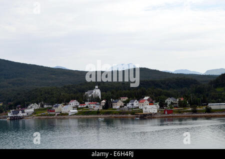 Le bateau continue près des îles d'theNordkapp,(cap nord) en voyageant à travers le ArcticRegion,la terre des midnightsun Banque D'Images
