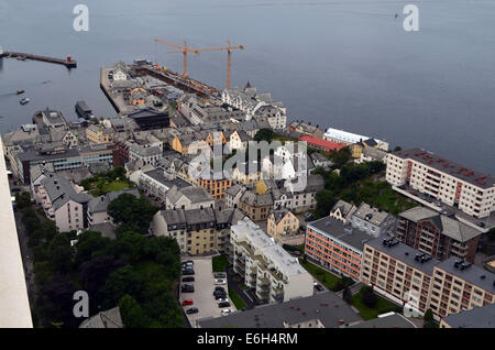 Aleshund, avec des navires au port vu de mt.Aksla. Maintenant riche de nouveau du pétrole de la mer du Nord a été détruit par un incendie en 1904. Banque D'Images