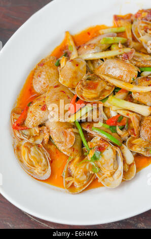 Palourdes sautées avec pâte de piment grillées et de feuilles de basilic thaï Banque D'Images