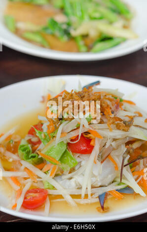 Salade de papaye épicée avec crabe , la nourriture épicée asiatique Banque D'Images