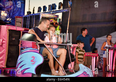 Gibraltar, 23 août 2014 - La Foire de Gibraltar a été officiellement ouverte par le ministre de la Culture Steven Linares. La foire est tenue dans la dernière semaine d'août en vue de la fête nationale le 10 septembre. Les organisateurs sont l'auto-détermination pour Gibraltar Group, un groupe de pression qui a fondé la fête nationale de Gibraltar. Crédit : Stephen Ignacio/Alamy Live News Banque D'Images