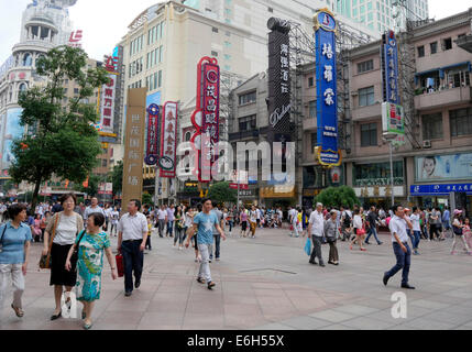 La foule des acheteurs sur la rue commerçante de Nanjing Road Shanghai China Banque D'Images